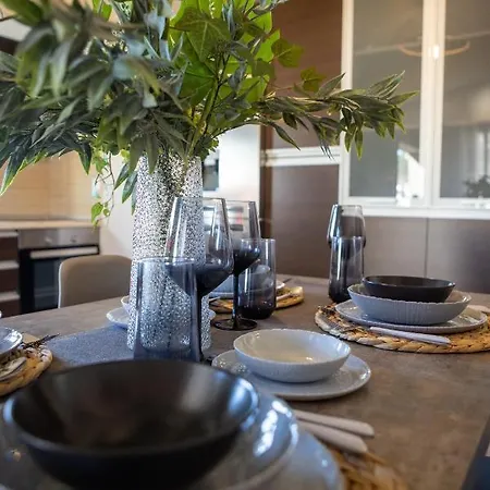 Rock State View - Unique Overlooking Meteora Flat *