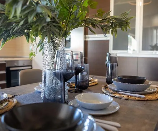 Rock State View - Unique Overlooking Meteora Flat *